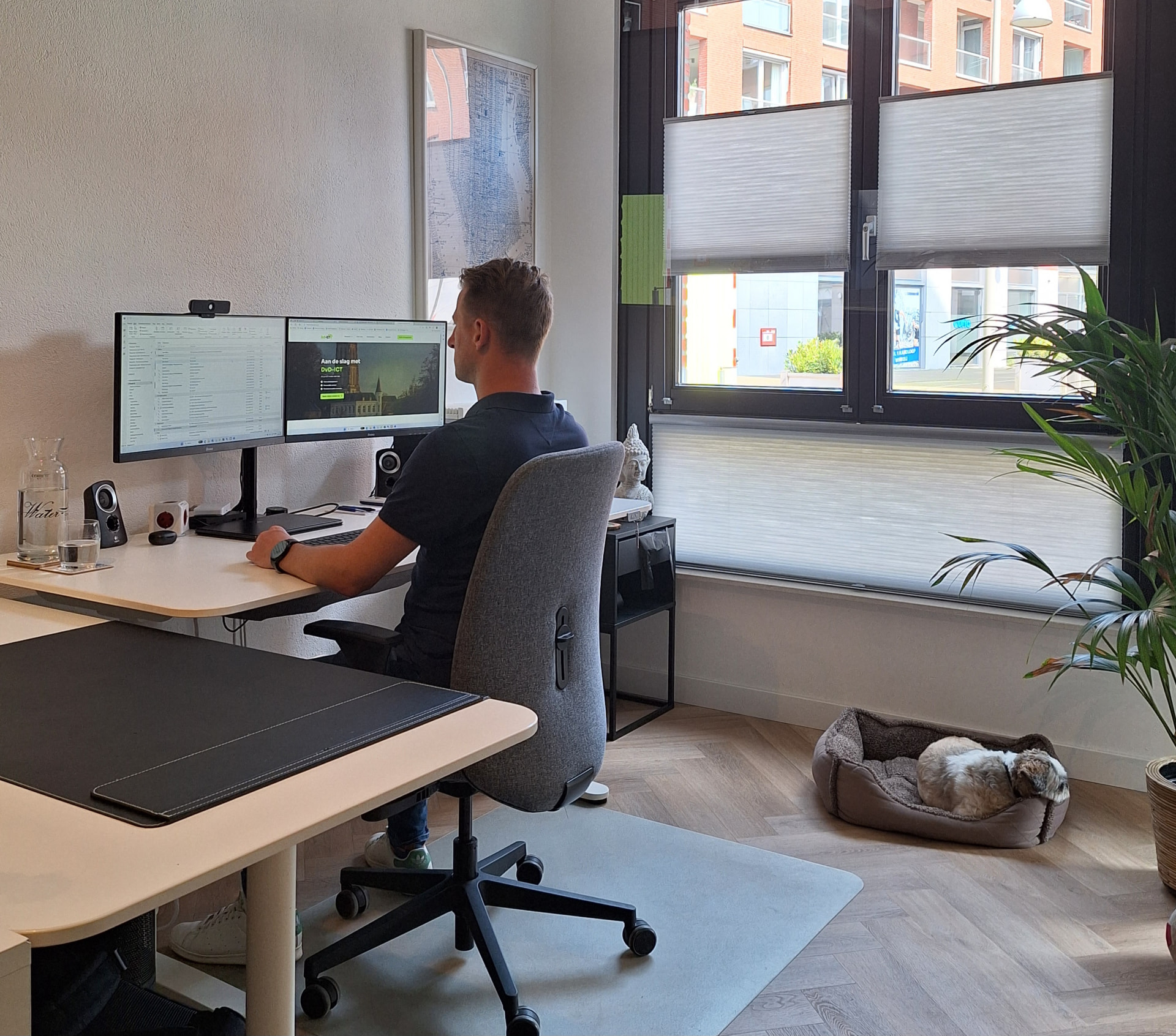 Dennis aan het werk op kantoor bij DvD-ICT in Breda